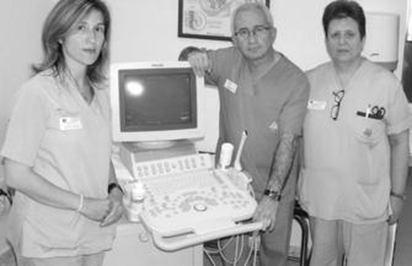 El jefe de Ginecología del hospital de Riotinto, Rogelio Albusac, acompañado por dos de sus colaboradoras.