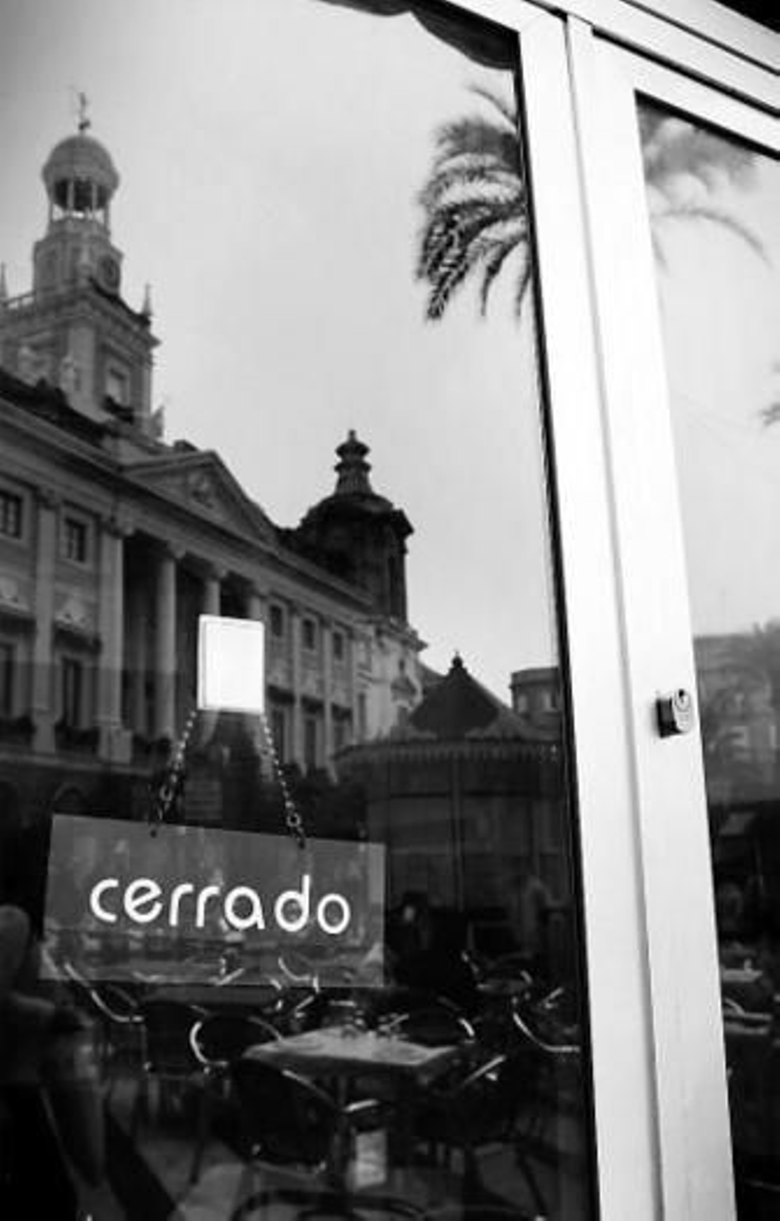 Uno de los establecimientos de San Juan de Dios, cerrado al mediodía.