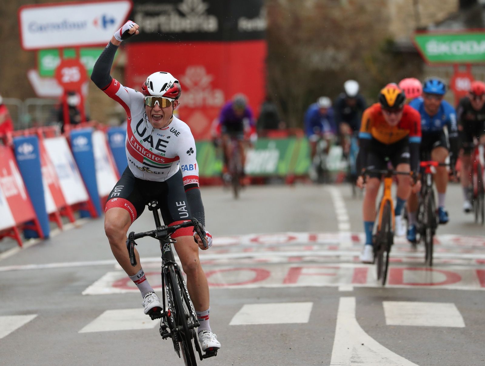 Philipsen celebra su victoria en Puebla de Sanabria.