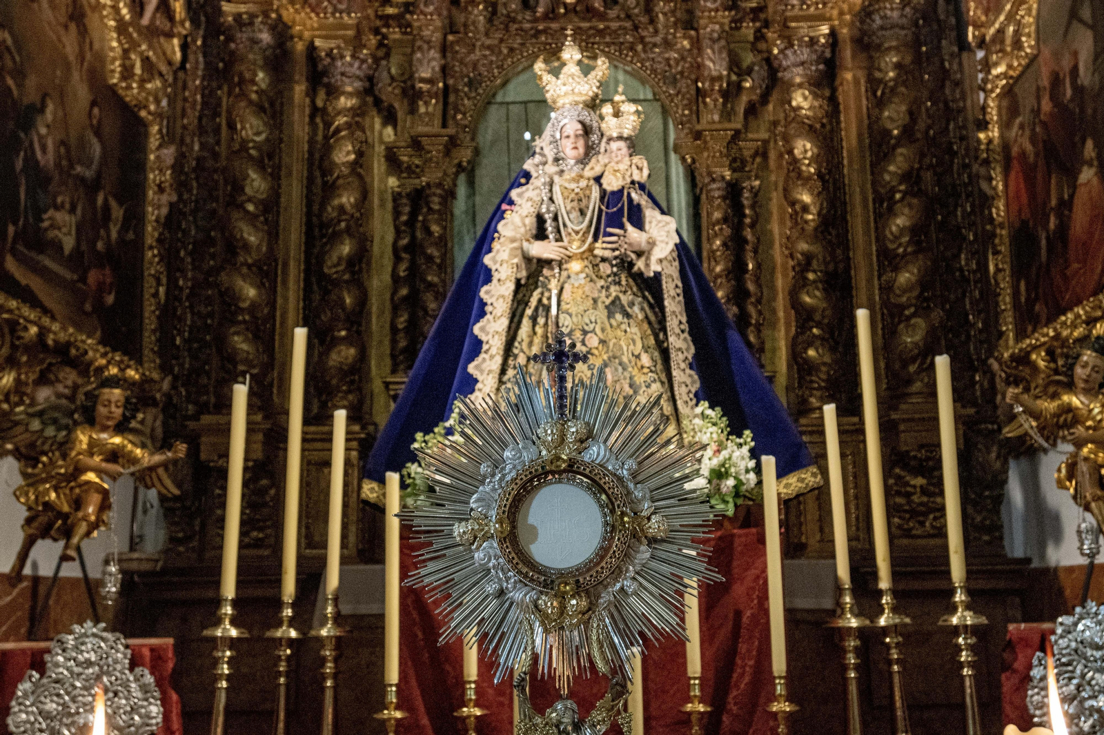 La adoración nocturna y procesión del Santísimo y la Virgen de Araceli de Lucena, en imágenes