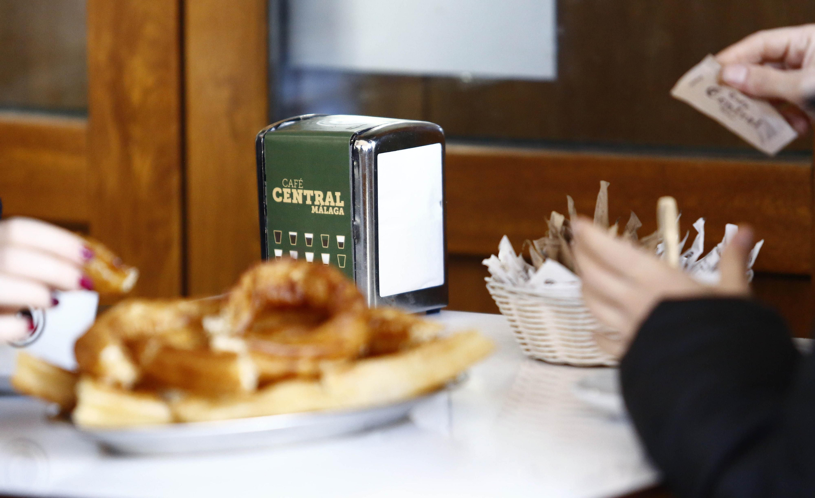 Las fotos del último 'sombra' del clásico Café Central en Málaga