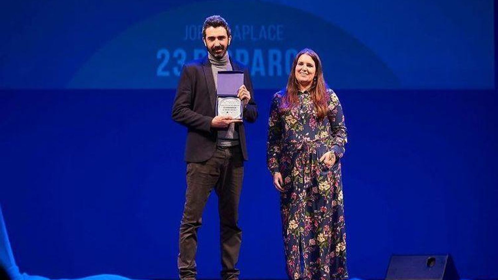 El director Jorge Laplace, junto a la productora Loles Peña, en el SEFF.