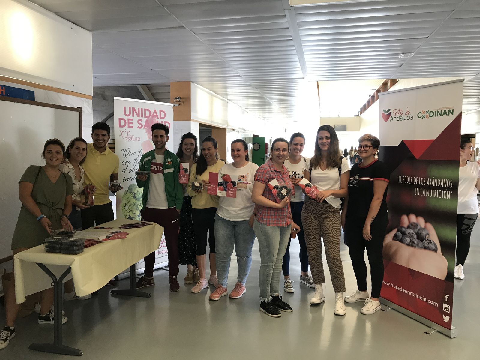 Algunos de los estudiantes que participaron ayer en la actividad que promueve el consumo de arándanos.