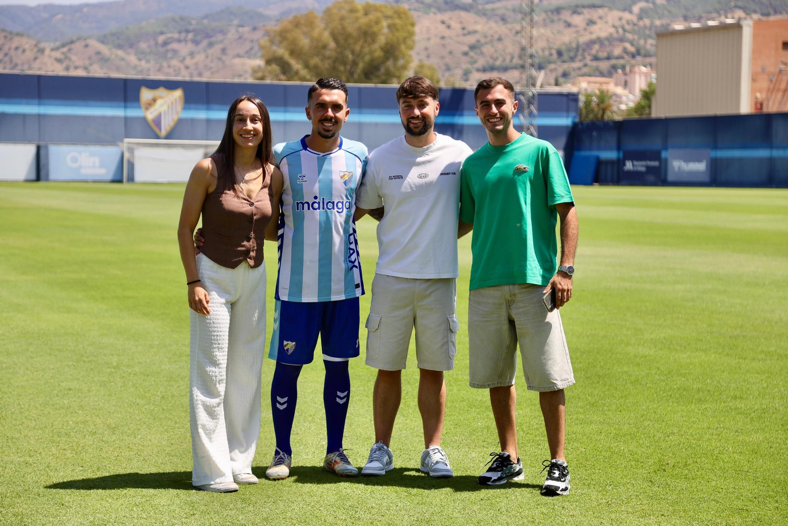 Joaquín Muñoz, radiante y con su gente en su primer día de malaguista