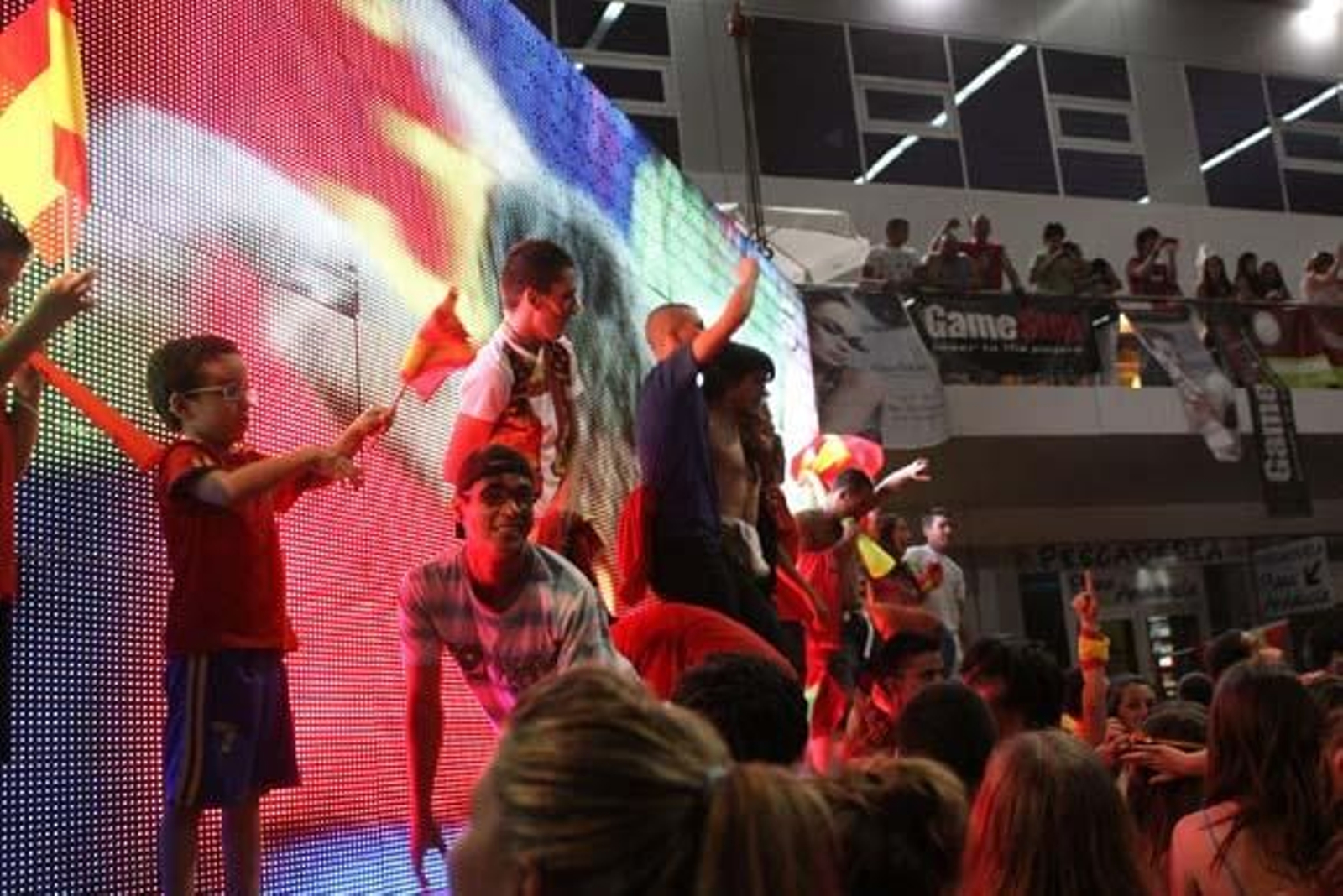 Nadie se quedó en casa para celebrar el triunfo de la selección en Sudáfrica

Foto: Paco Guerrero/Vanessa Perez