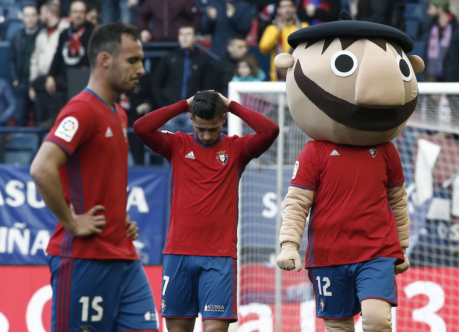 Ya sólo sonríe la mascota en Osasuna