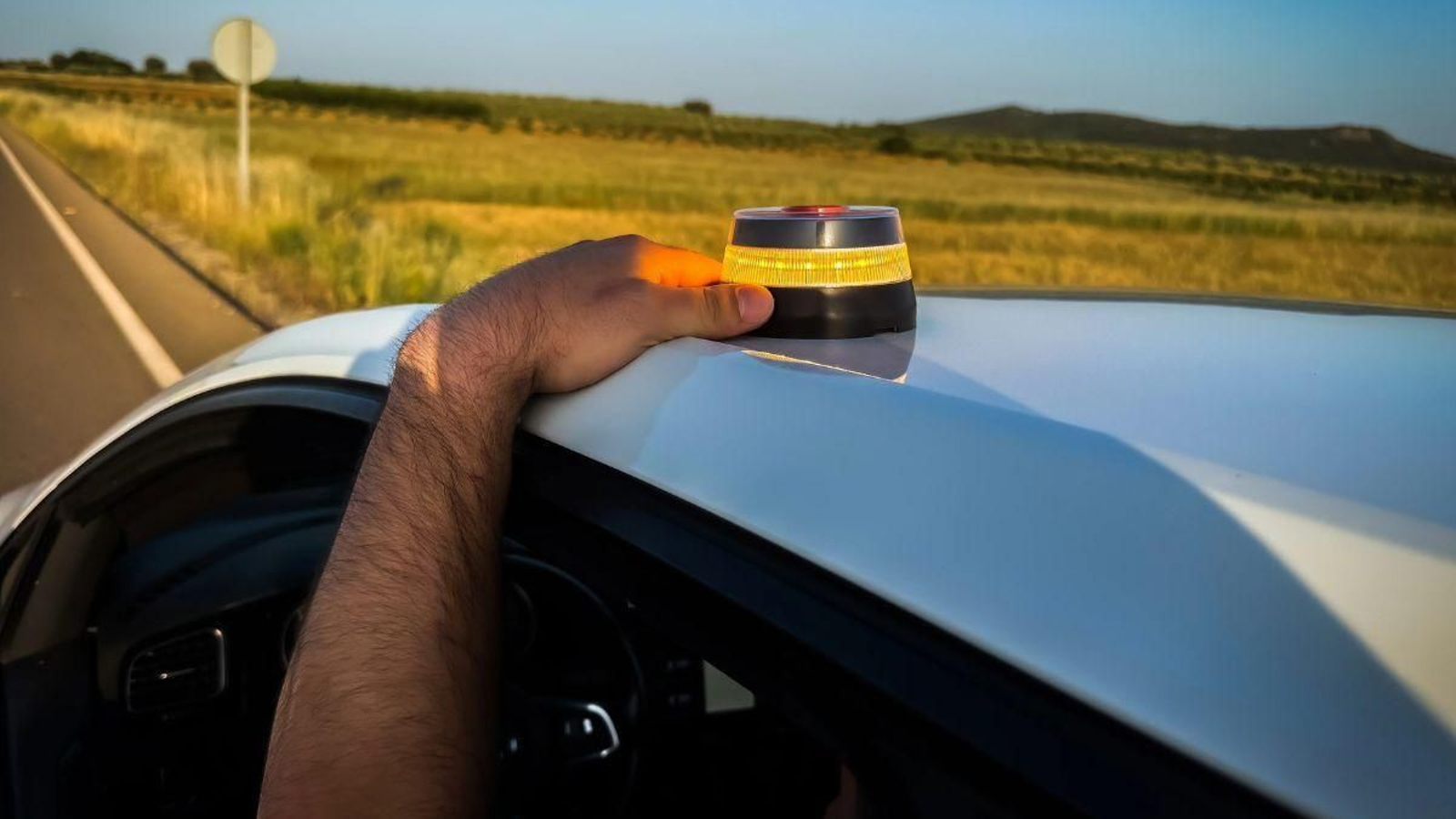 Esta es la baliza V16 homologada por la DGT y top ventas que tienes que tener antes del 1 de enero