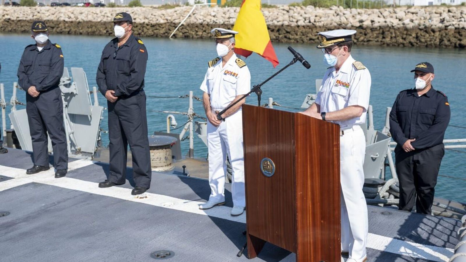 El Almirante de la Flota despide a la dotación.