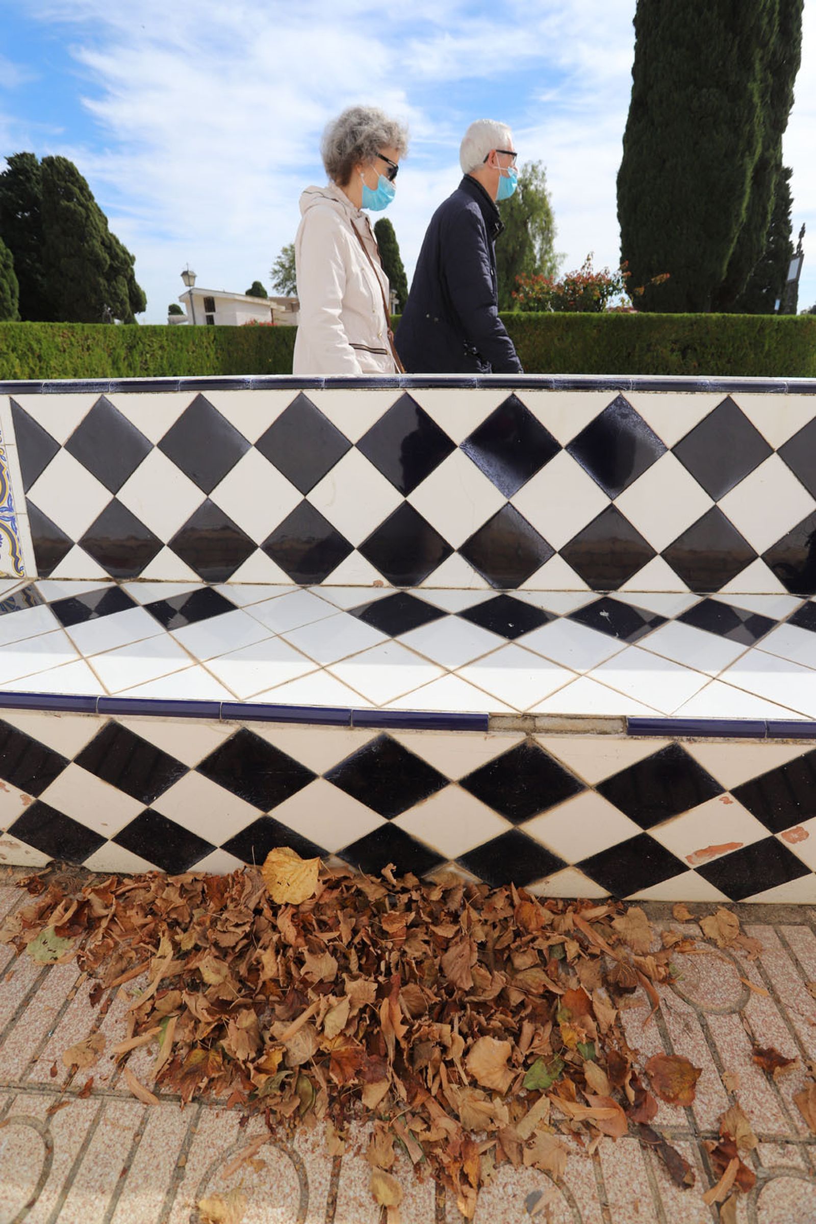 Imágenes de los preparativos en el cementerio de Huelva con motivo de la festividad de Todos los Santos