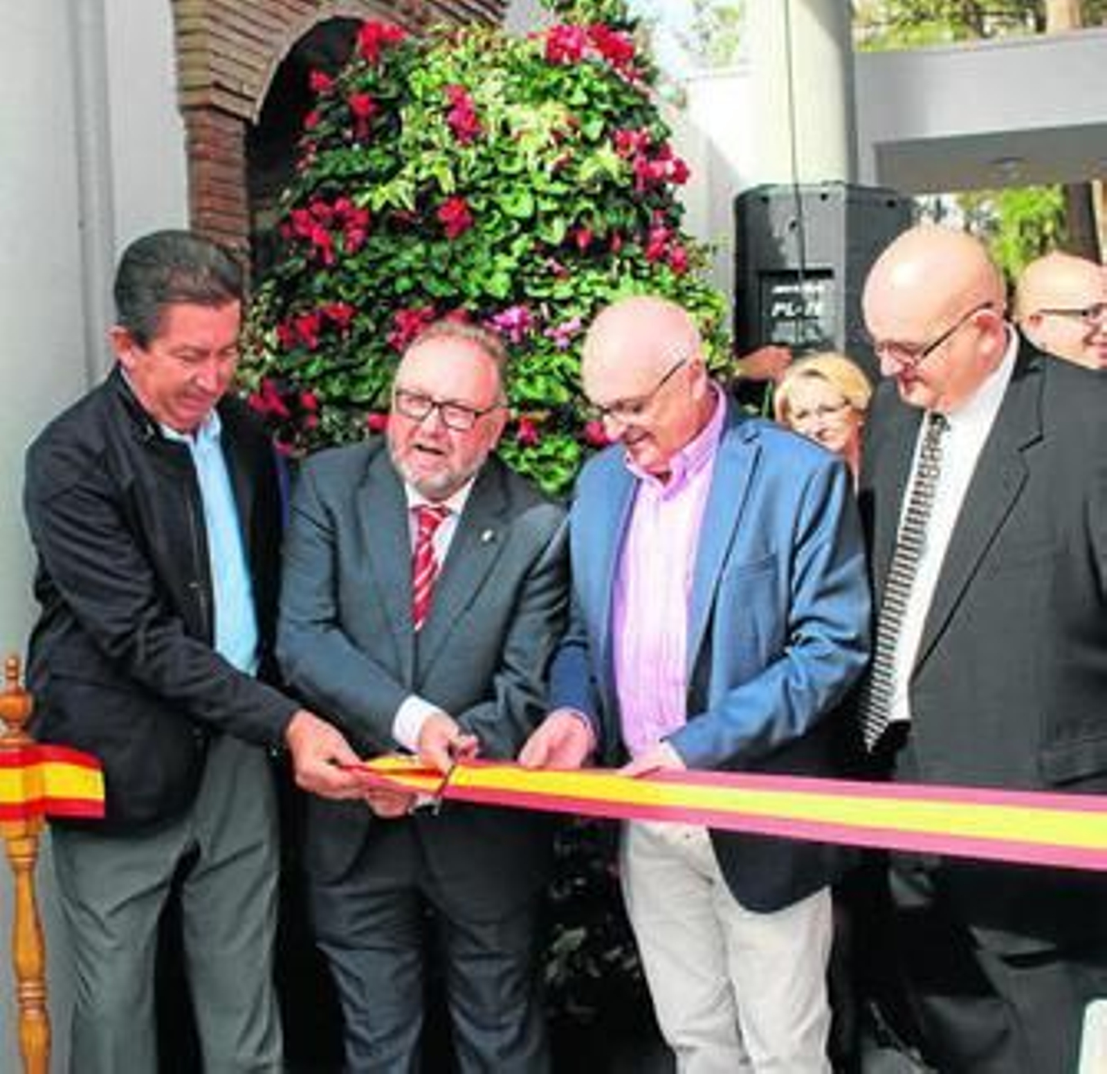 El alcalde inaugura las instalaciones, ayer.