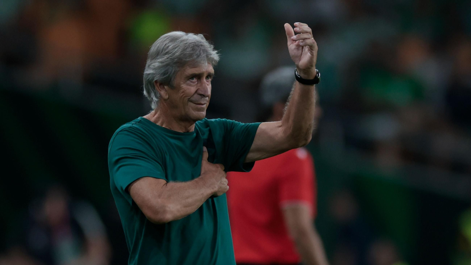 Manuel Pellegrini da instrucciones a sus jugadores durante el encuentro ante la Real.