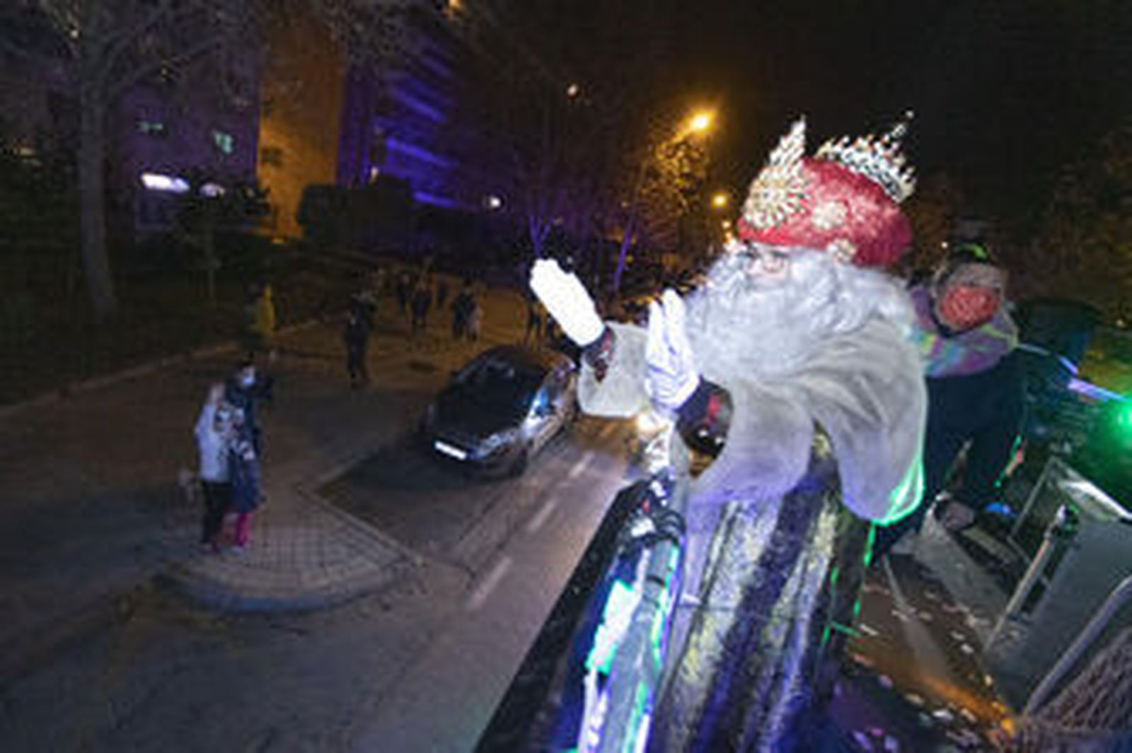 Fotos: así ha sido el recorrido en autobús de los Reyes Magos por Granada