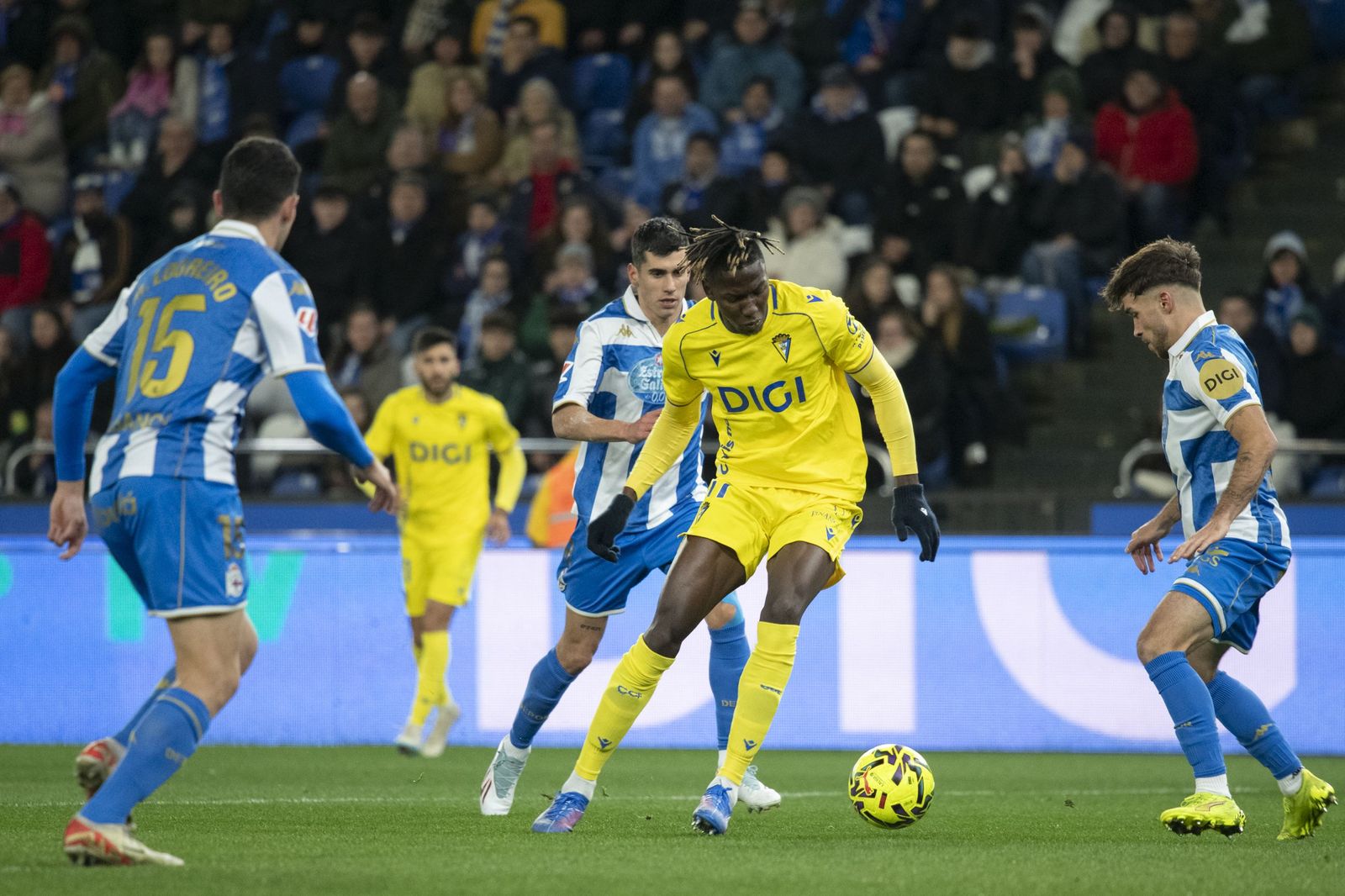 Dawda en un lance del Deportivo-Cádiz.