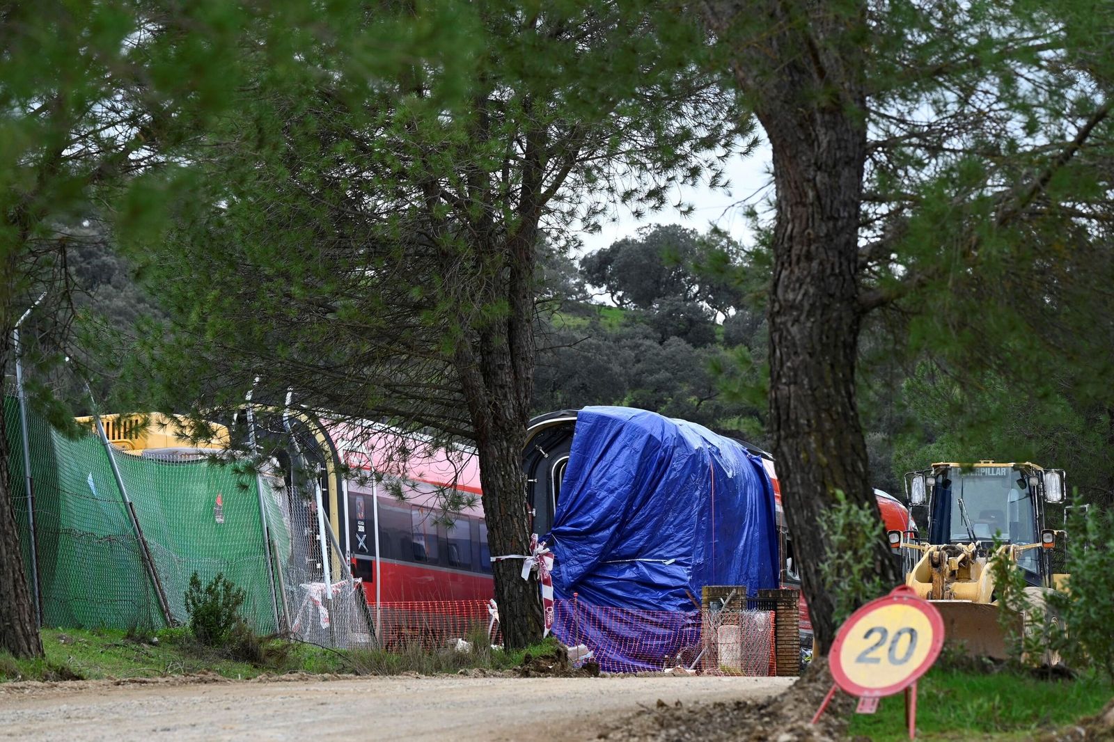 Vagones del tren Iryo siniestrado en Adamuz, precintados en la zona del accidente.