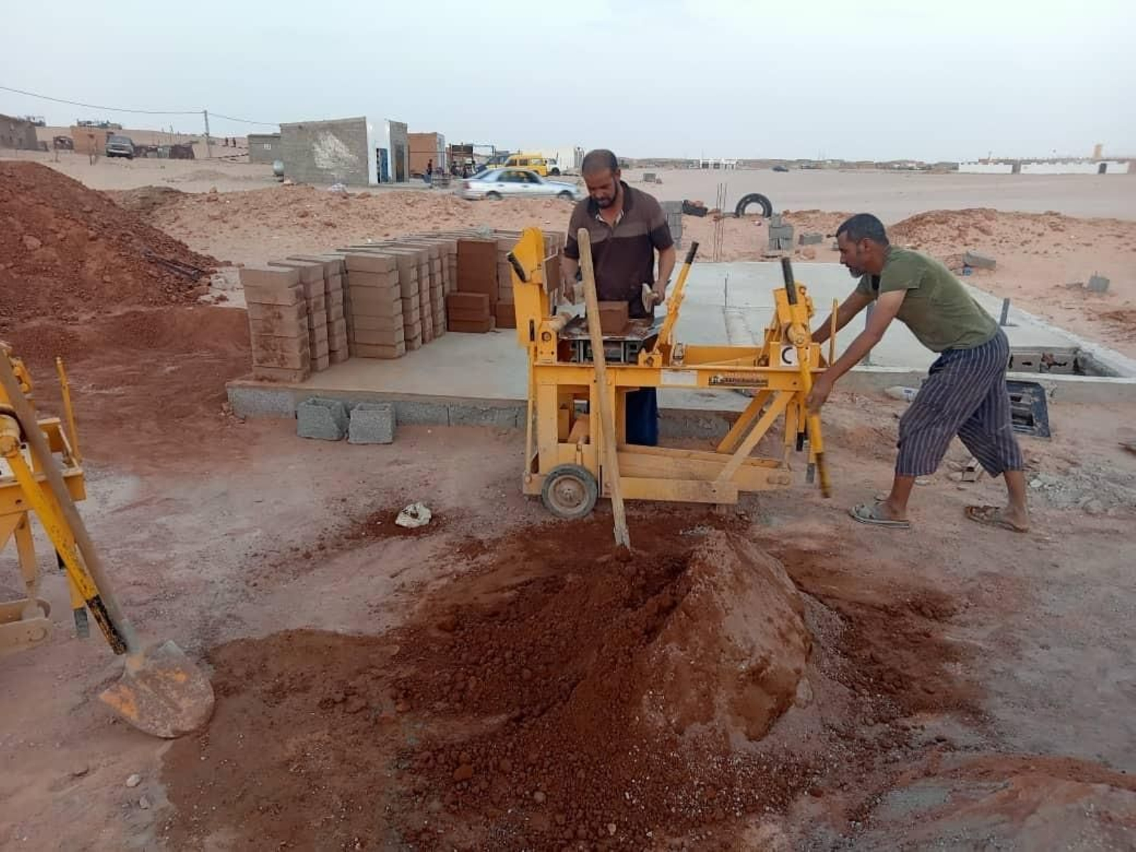 Elaboración, por ahora manual, del nuevo tipo de ladrillos.