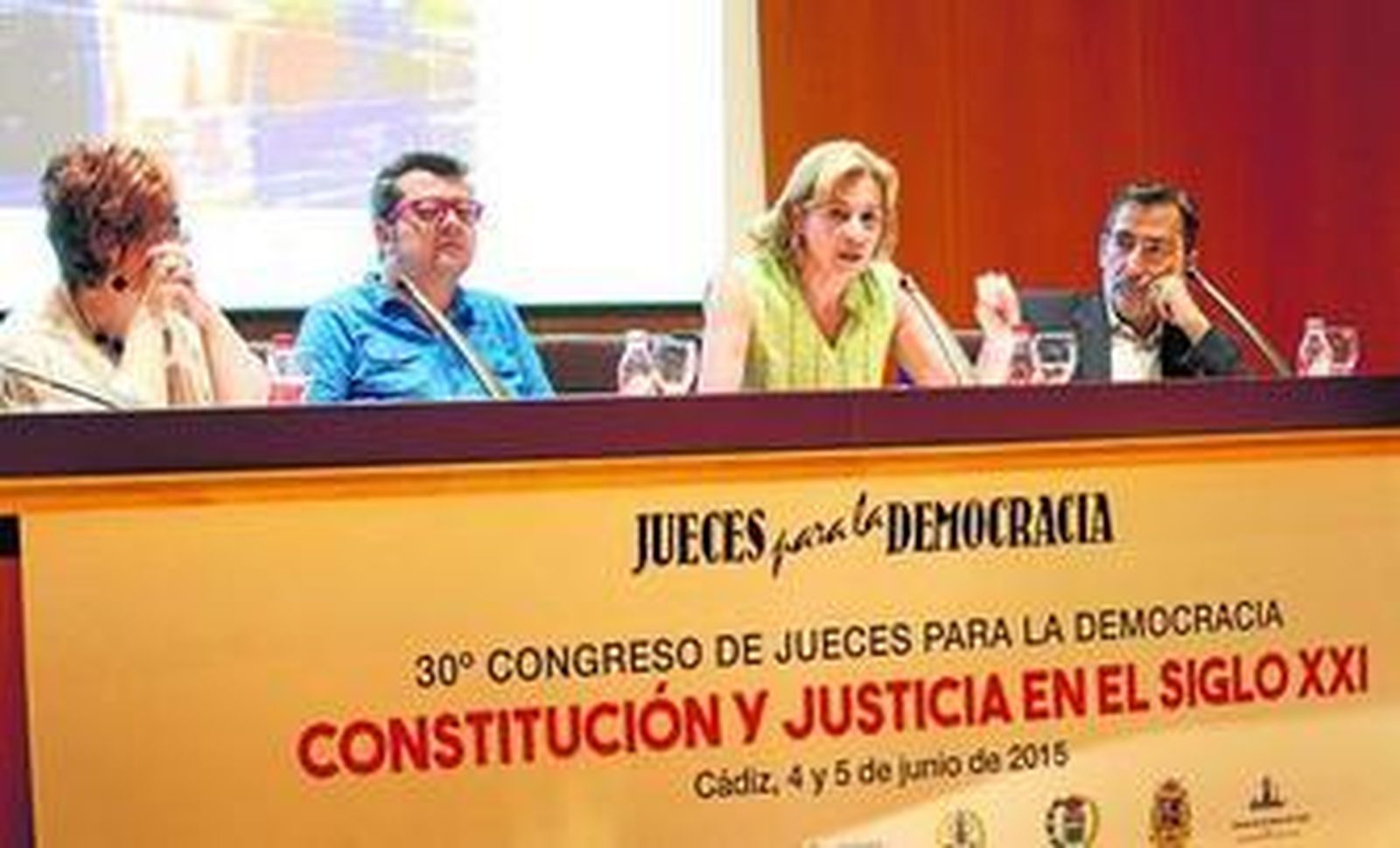 Esther González (i), Edmundo Rodríguez, Ana Álvarez de Yraola y Rafael Fluiters (d), ayer durante la mesa sobre Constitución y el juez civil.