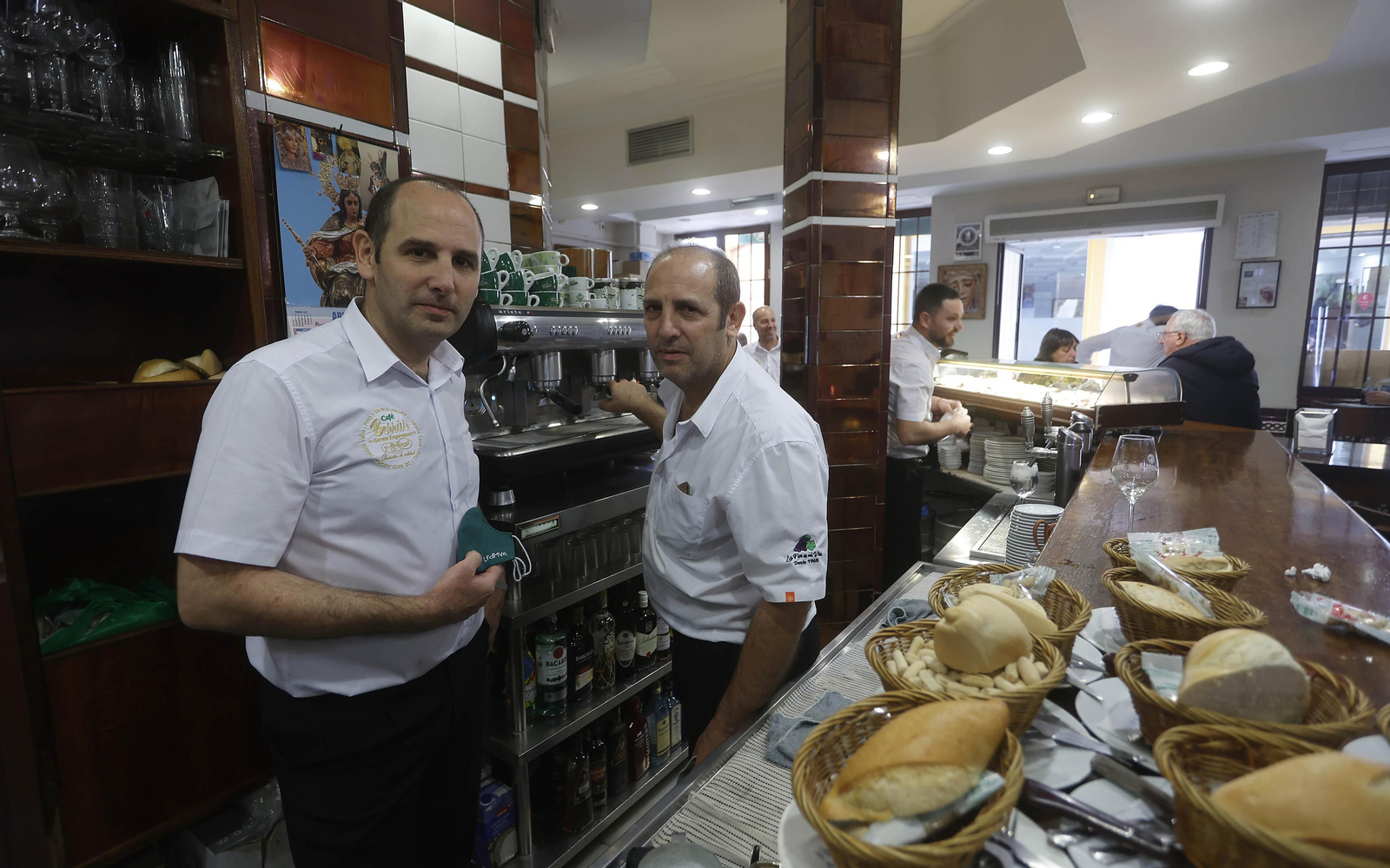 Imágenes del primer día sin mascarilla en interiores