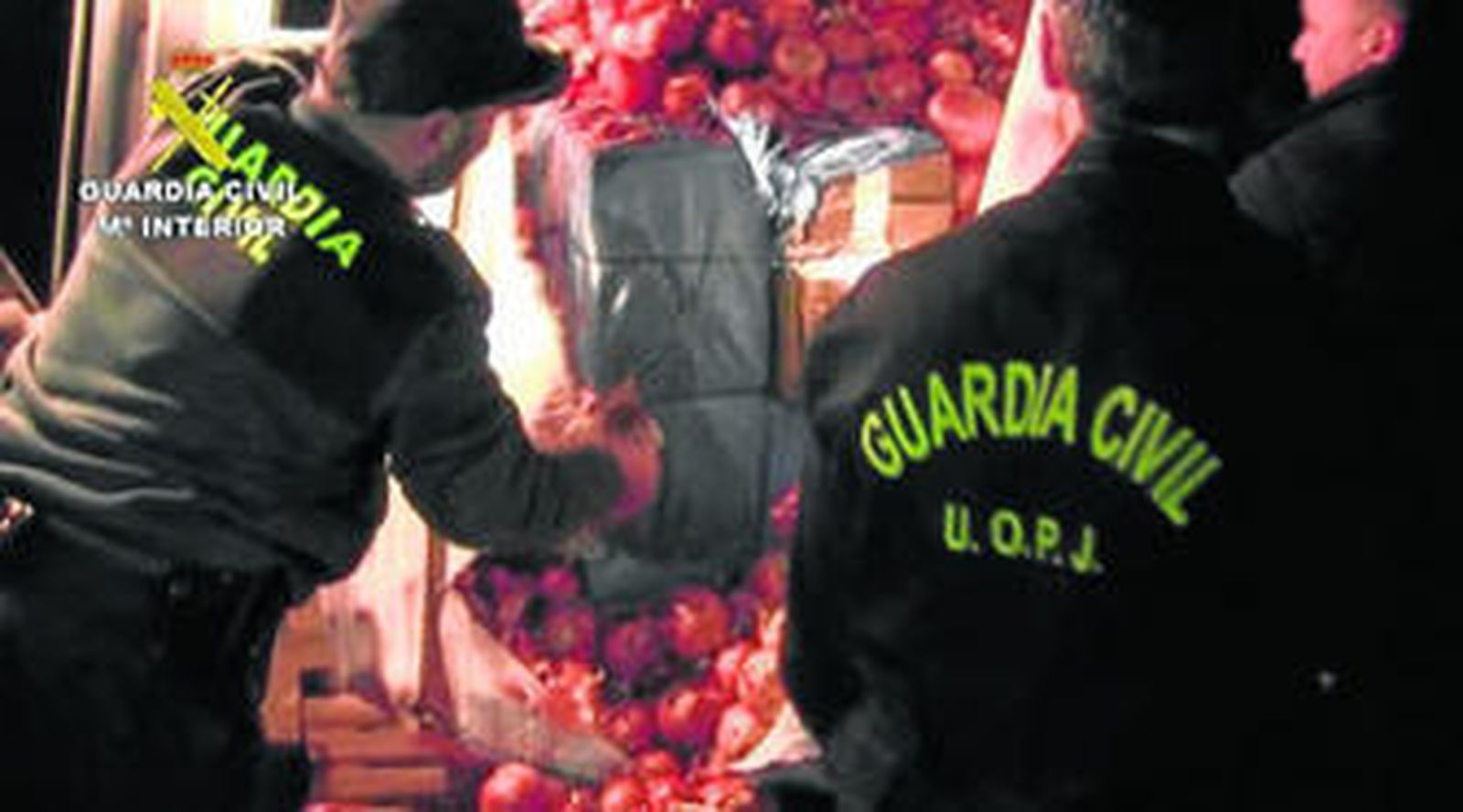 Agentes, en el interior de la finca.