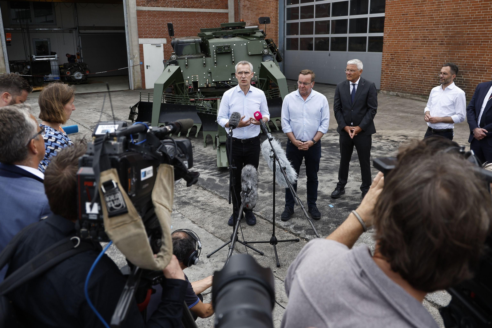 El secretario general de la OTAN, Jens Stoltenberg (izq.), y el ministro de Defensa alemán, Boris Pistorius, se dirigen a los medios en la base aérea de Jagel, al norte de Alemania.