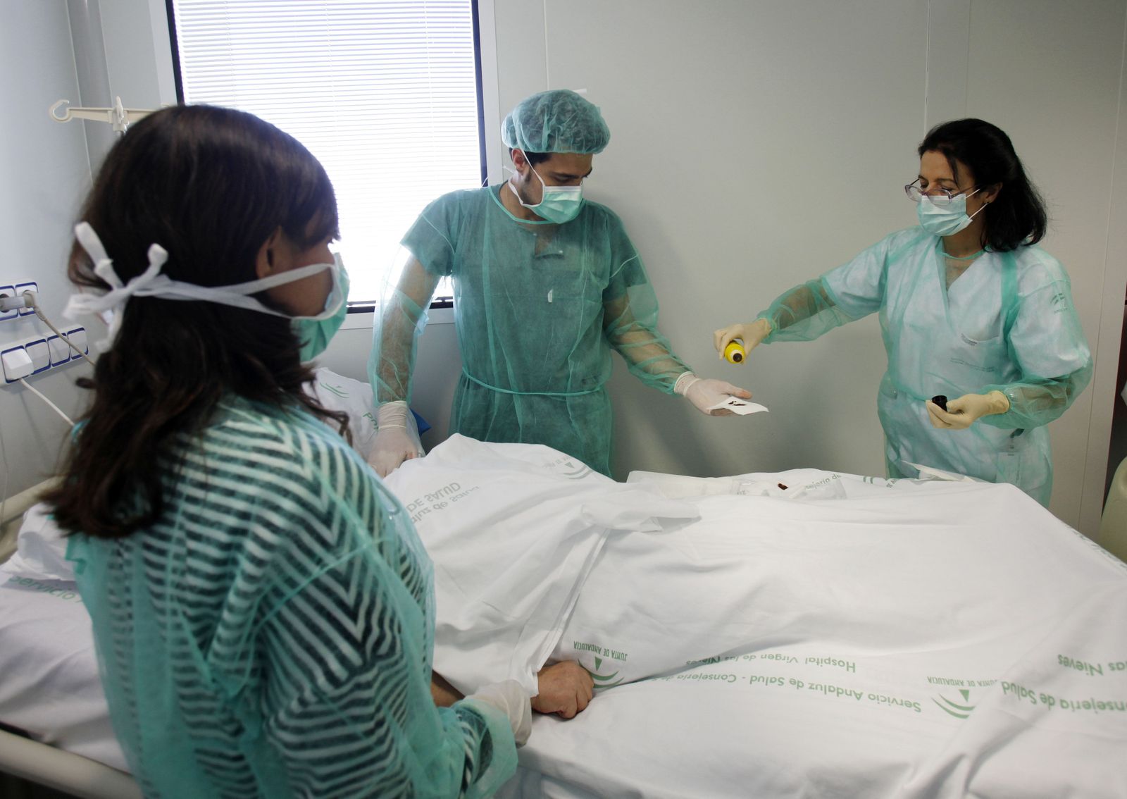 Sanitarios realizan una cura en el Hospital Clínico San Cecilio de Granada
