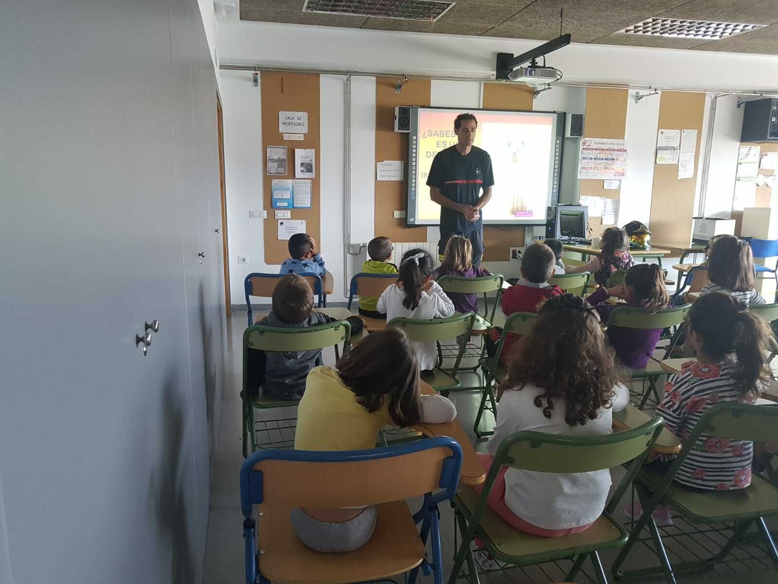 Un bombero ofrece la charla a una clase de primaria
