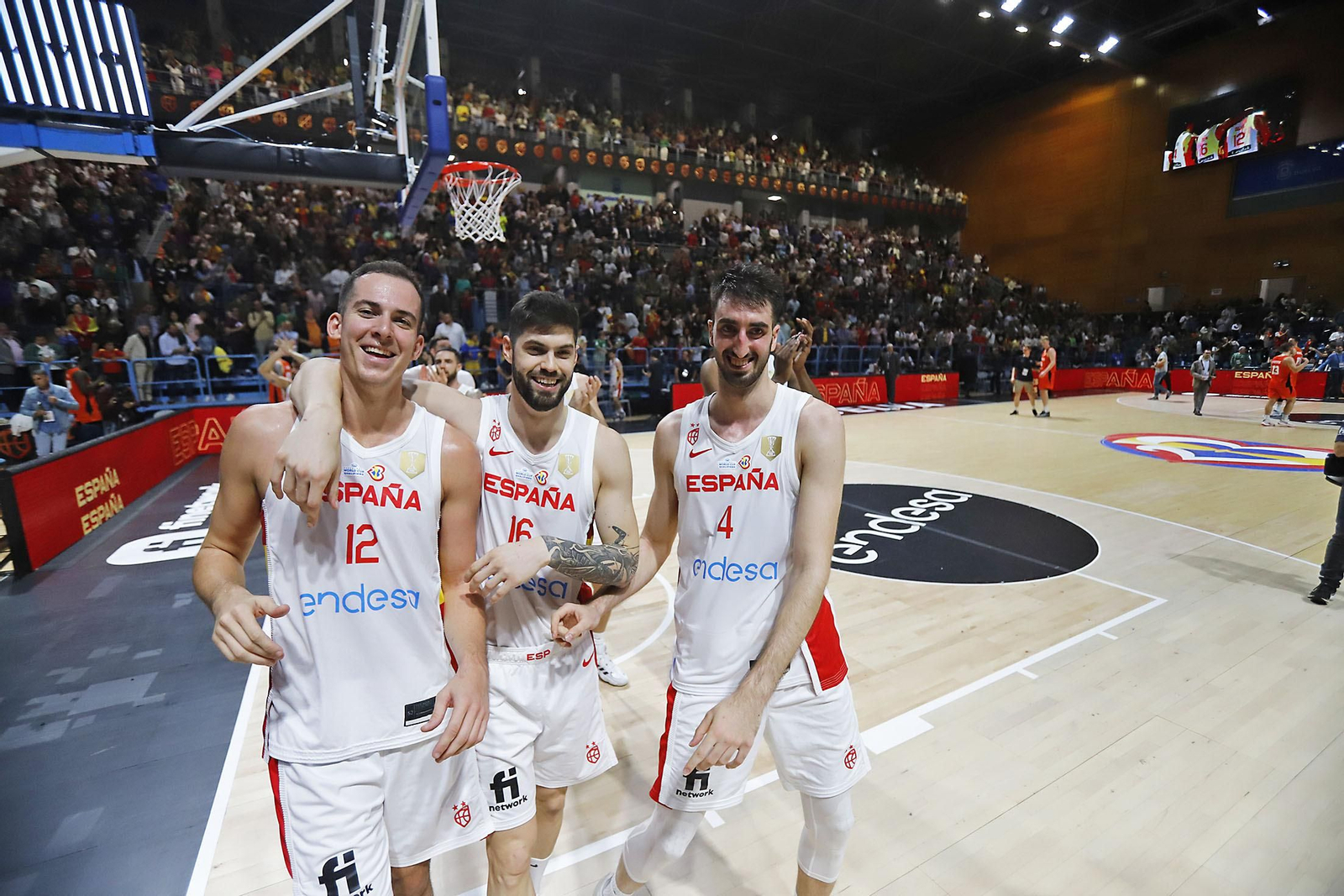 Imágenes de la celebración de la selección Española de baloncesto por certificar su pase con una victoria ante Paises Bajos Imágenes de la celebración de la selección Española de baloncesto por certificar su pase con una victoria ante Paises Bajos