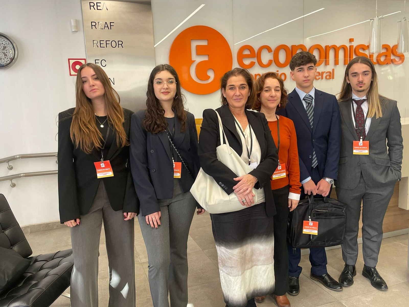 Alumnos y profesora del I.E.S Nicolás Salmeró y Alonso con la decana del CGE, Ana Mª Moreno Artés