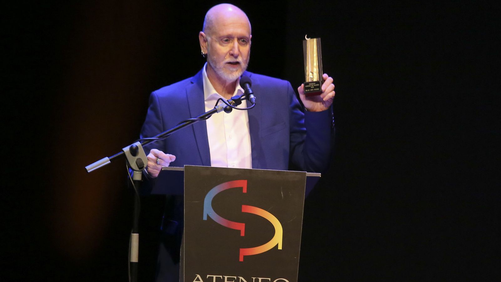 Ángel Calvente, de El Espejo Negro, con uno de sus premios.