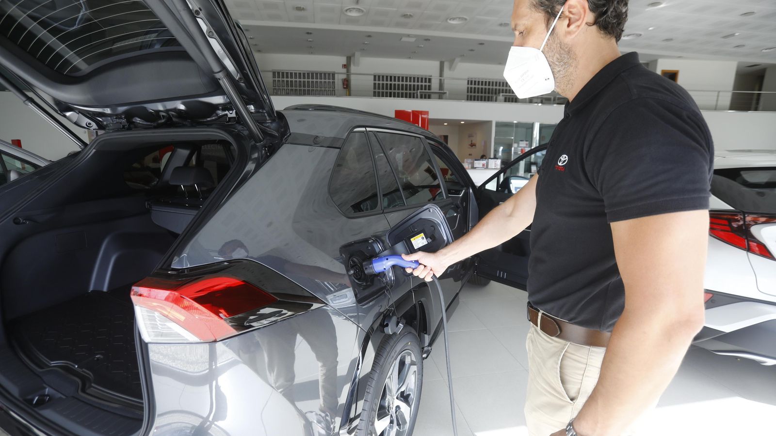 El director de Toyota en Córdoba muestra el funcionamiento de un coche híbrido.