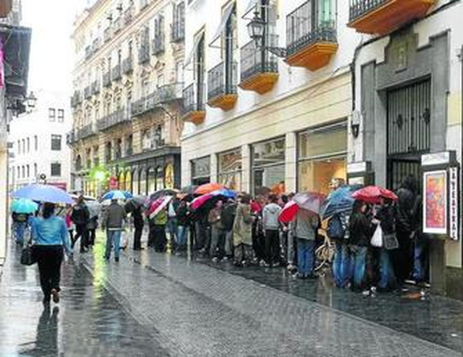 Un aspecto de la entrada de La Teatral, en la calle Tetuán, durante la mañana de ayer.