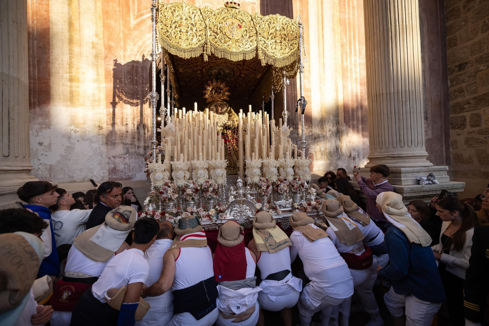 Así vivió granada la salida de la Hermandad del Rosario 2025