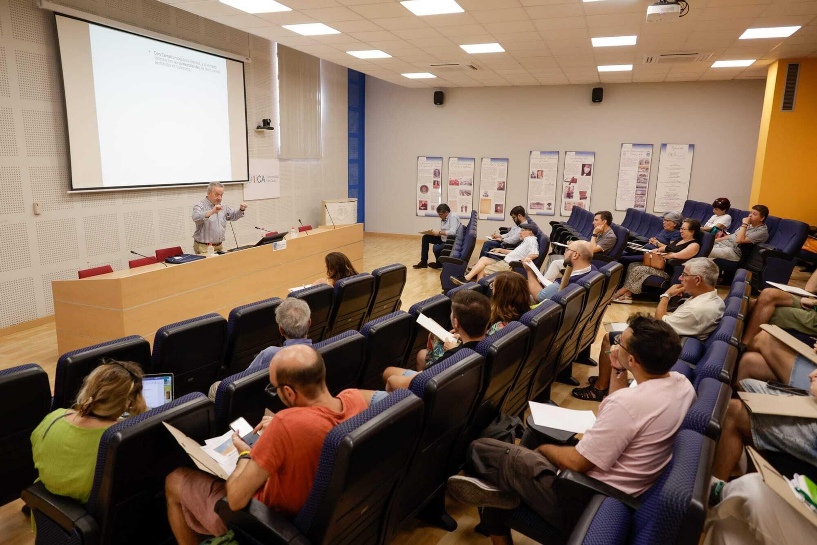 Alberto Ramos se dirige a los inscritos en el seminario carnavalesco.