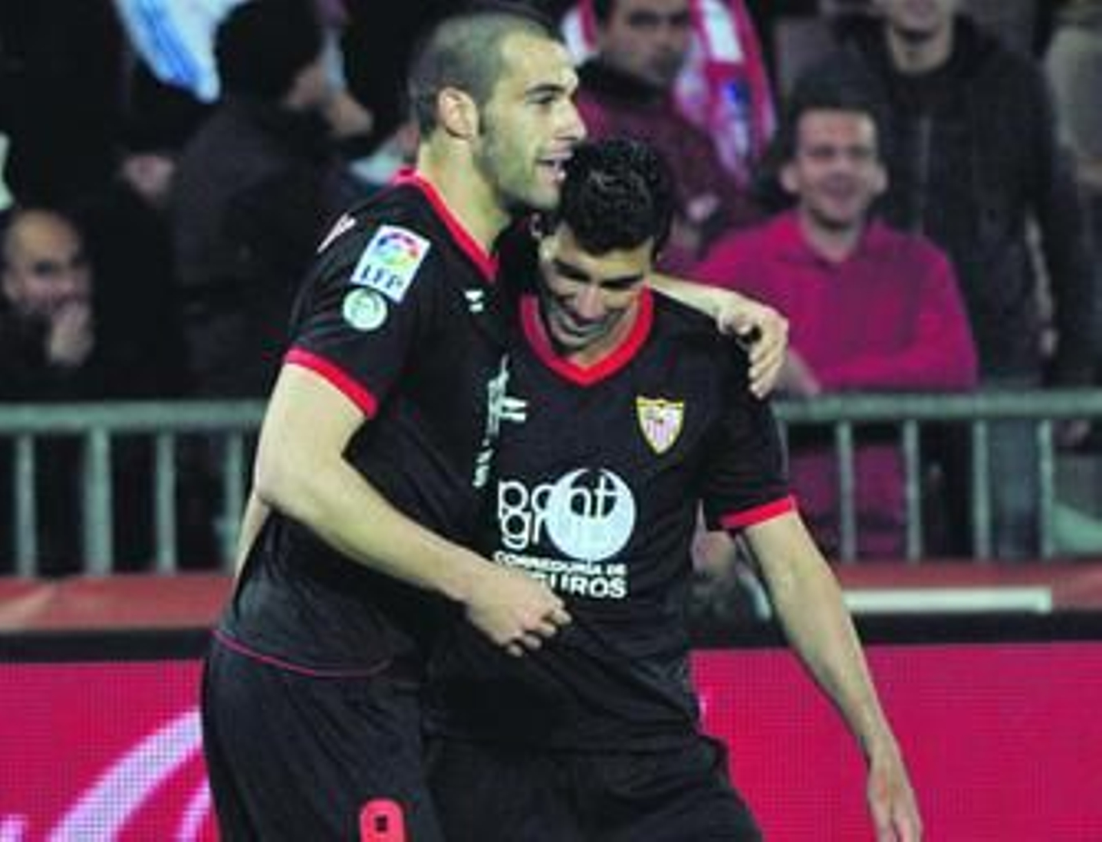 Negredo es felicitado por Reyes por el primer gol del partido, que pergeñaron entre los dos cuando el pleito estaba más abierto.