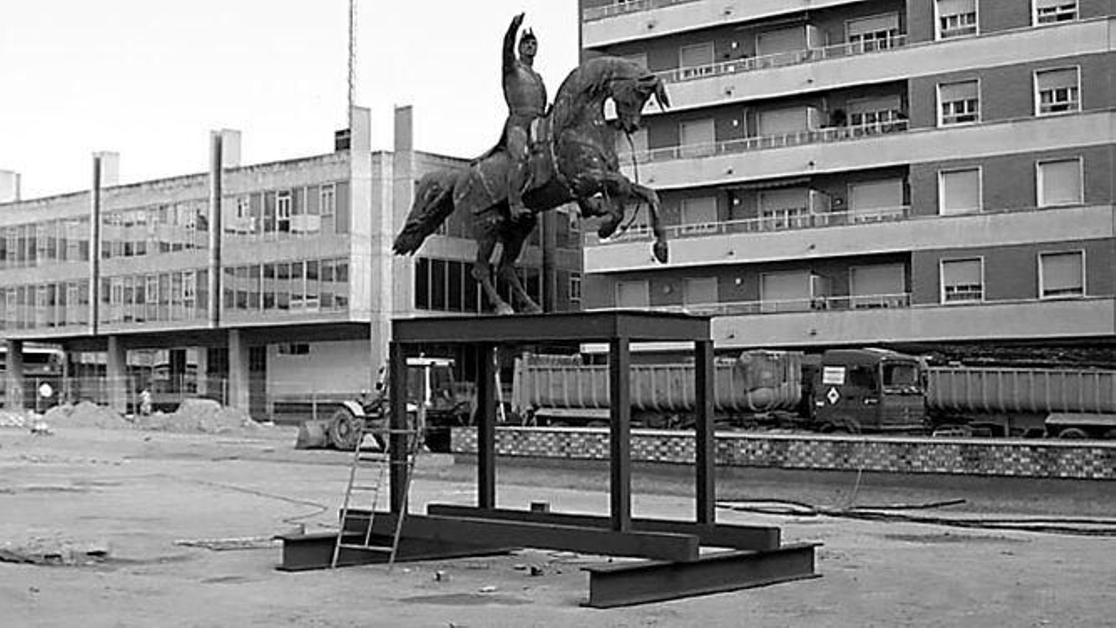 Monumento antes del montaje definitivo en agosto de 1975