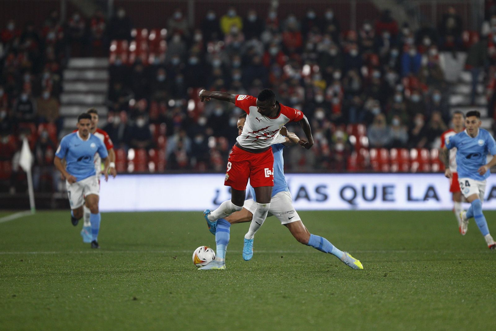 Sadiq se enreda con Gálvez en una de sus características carreras.