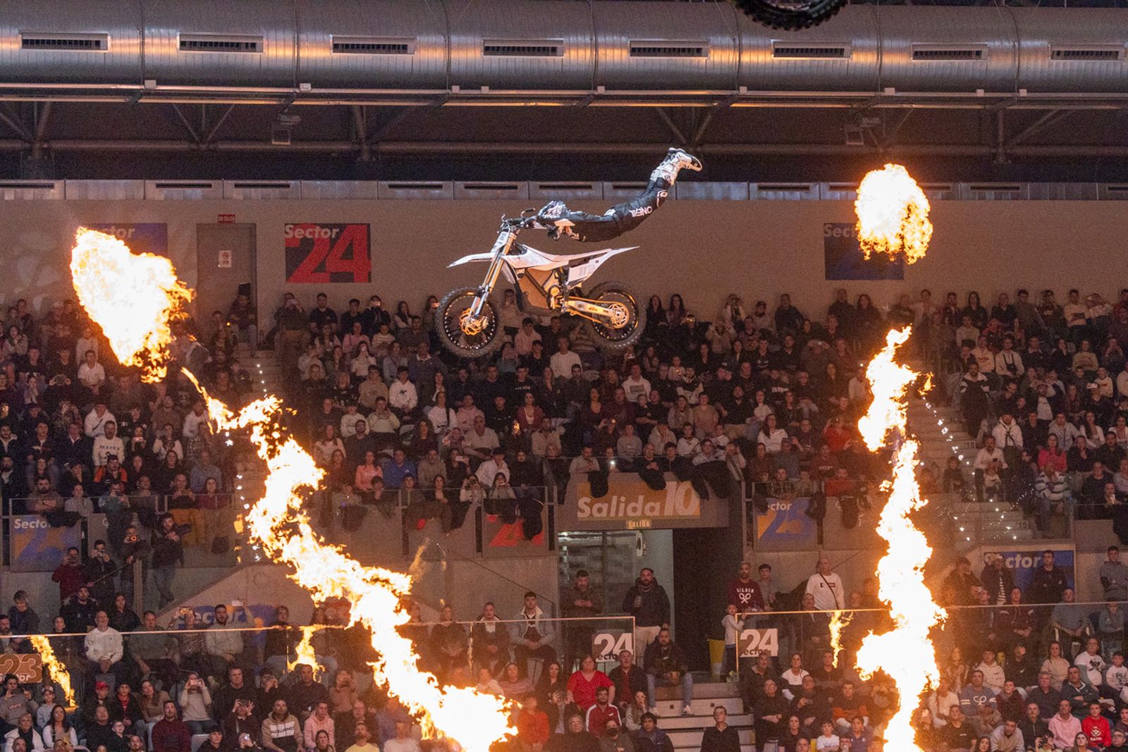 En imágenes: el Olivo Arena vibra con piruetas y motor en estado puro en el Soloflow Freestyle (1)