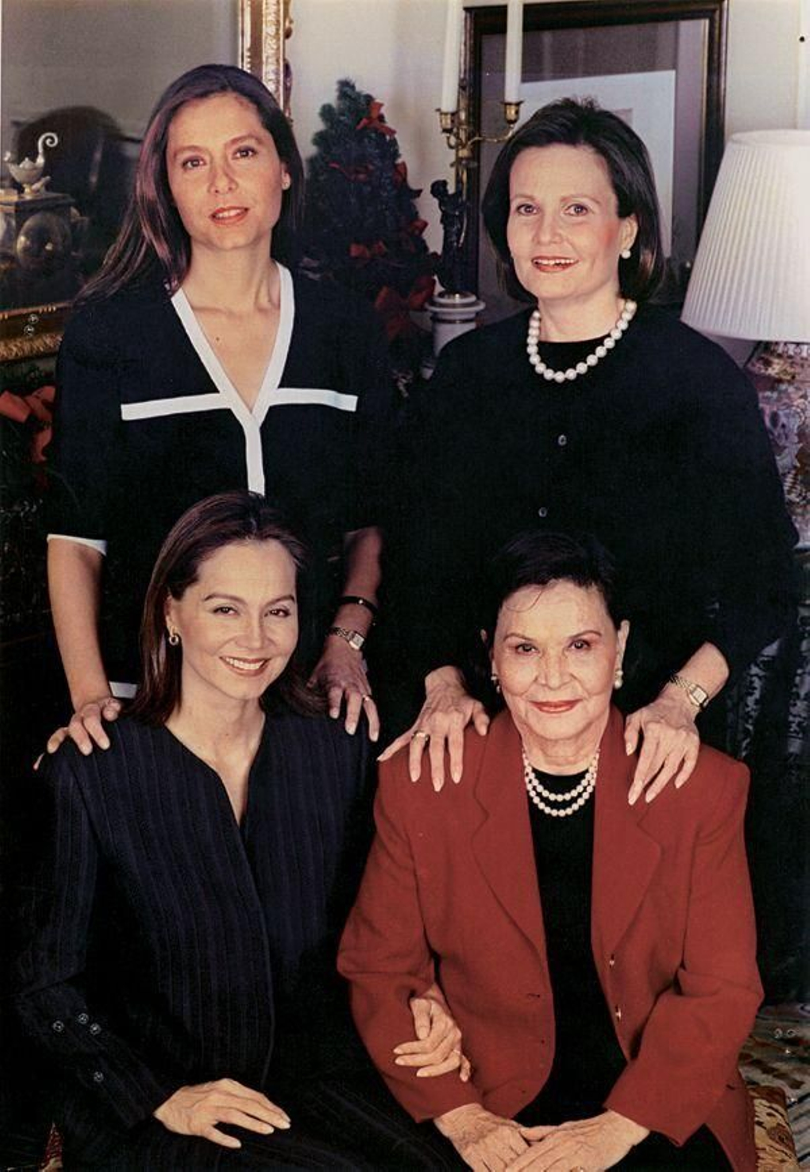 Beatriz Arrastia con sus tres hijas: Beatriz (primera por la izquierda, fallecida en 2015), Victoria (la mayor) e Isabel. Beatriz Arrastia con sus tres hijas: Beatriz (primera por la izquierda, fallecida en 2015), Victoria (la mayor) e Isabel.