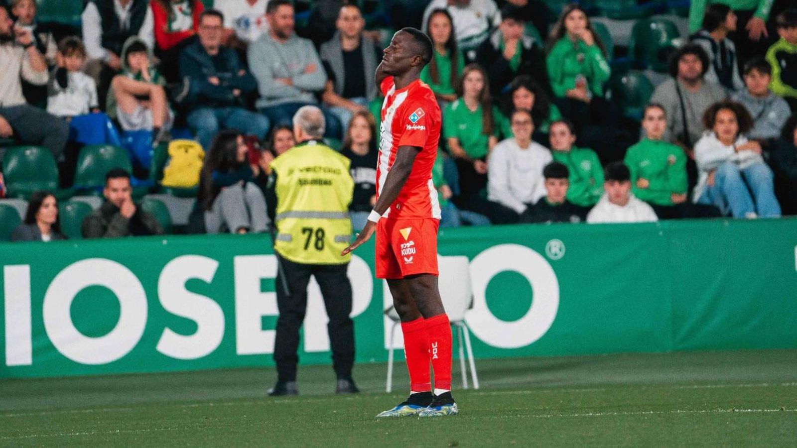 Dion Lopy celebra su primer tanto como rojiblanco en el Martínez Valero.