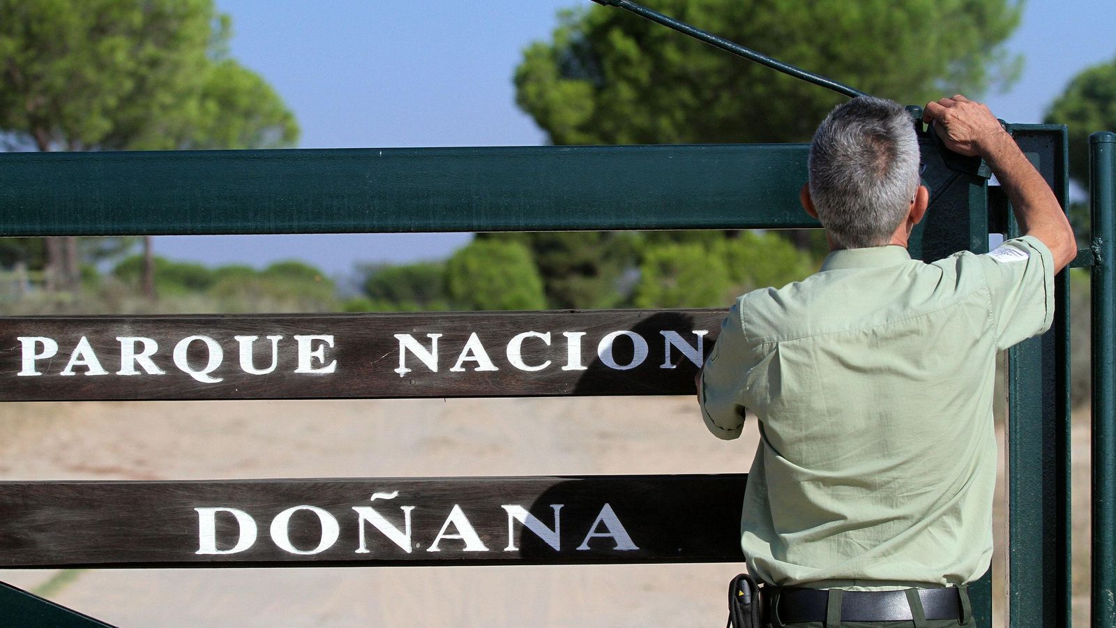 Un guarda del parque en unos de los accesos al Parque.