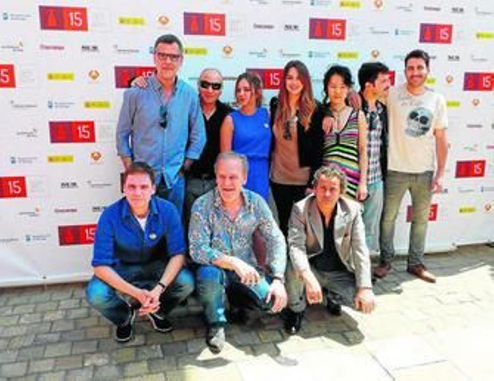 El elenco de 'The Pelayos' posaba ayer para los medios en la calle Alcazabilla.