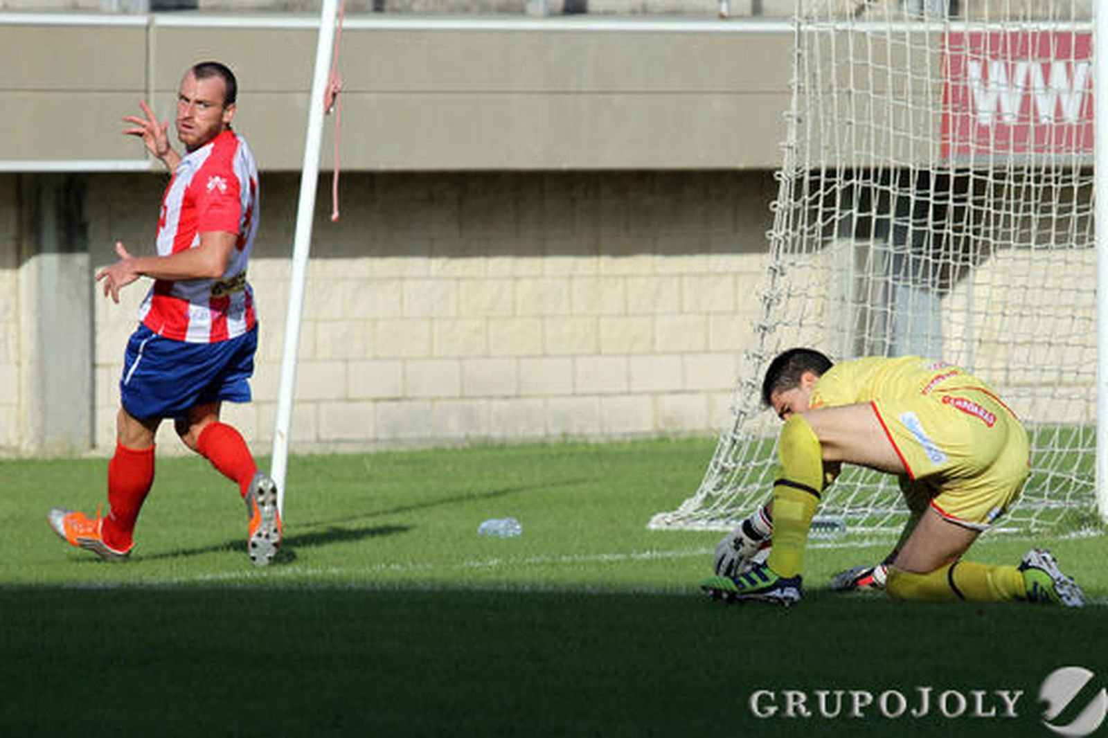 El Algeciras no pasa del empate en casa (0-0) ante un correoso Lucena.

Foto: Andres Carrasco