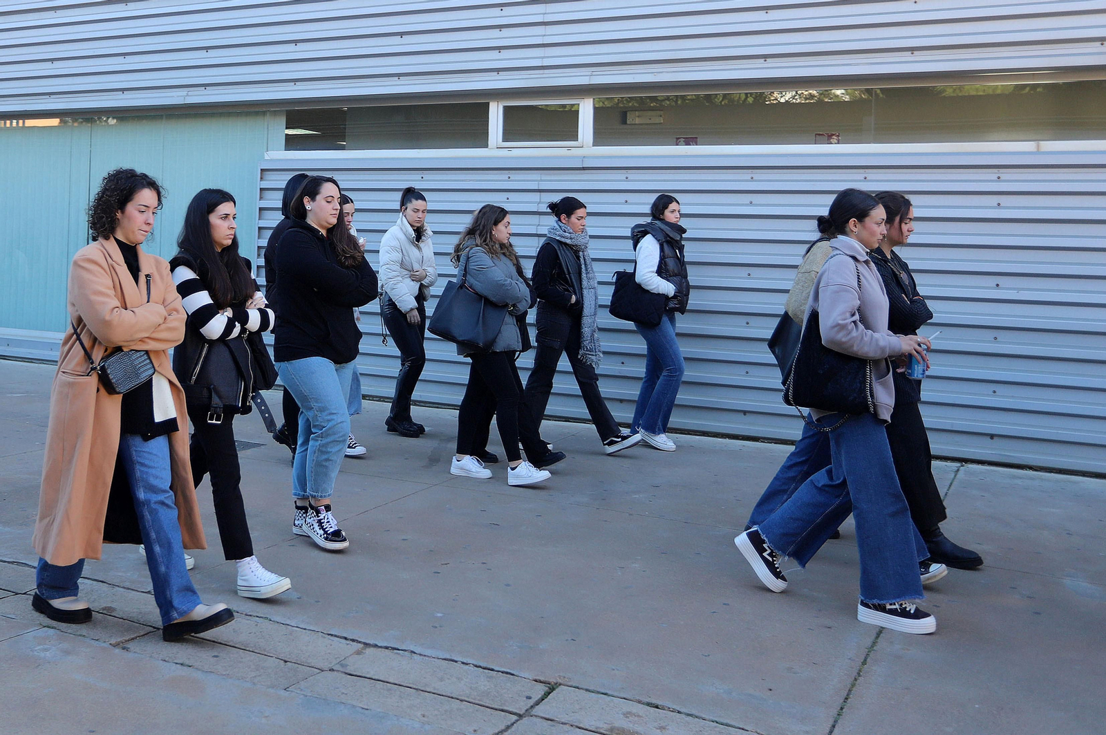 Compañeros y profesores de los estudiantes de Trabajo Social guardan un minuto de silencio en memoria de sus compañeros fallecidos en el incendio, en imágenes