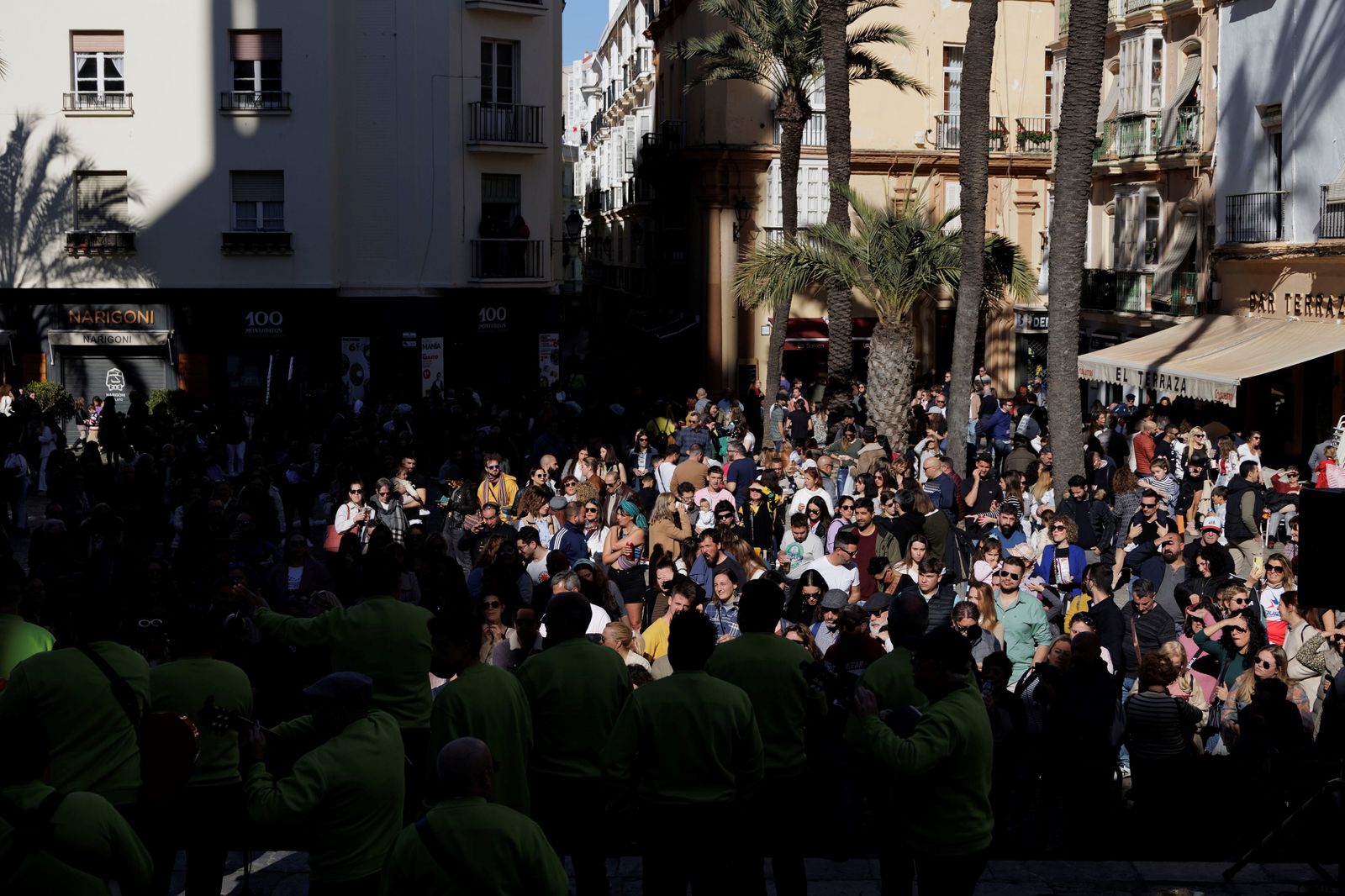 Cientos de personas disfrutando de la Erizada en Cádiz