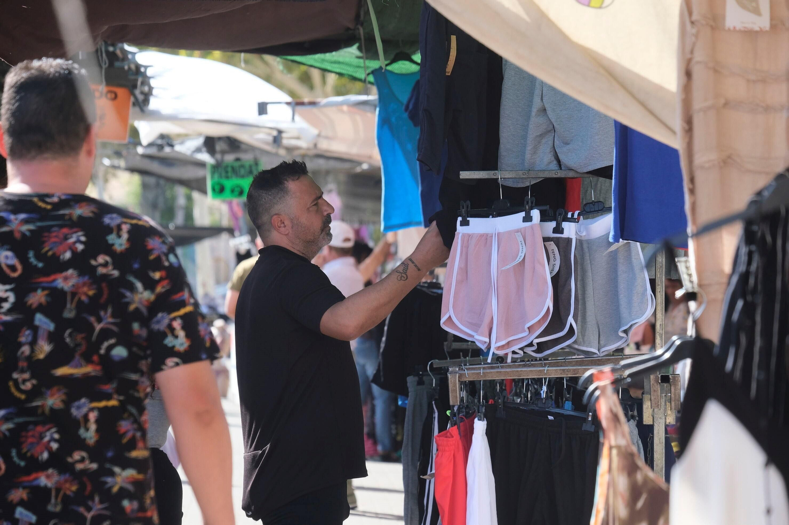 Un paseo en fotografías por el mercadillo de El Arenal un día de agosto Un paseo en fotografías por el mercadillo de El Arenal un día de agosto