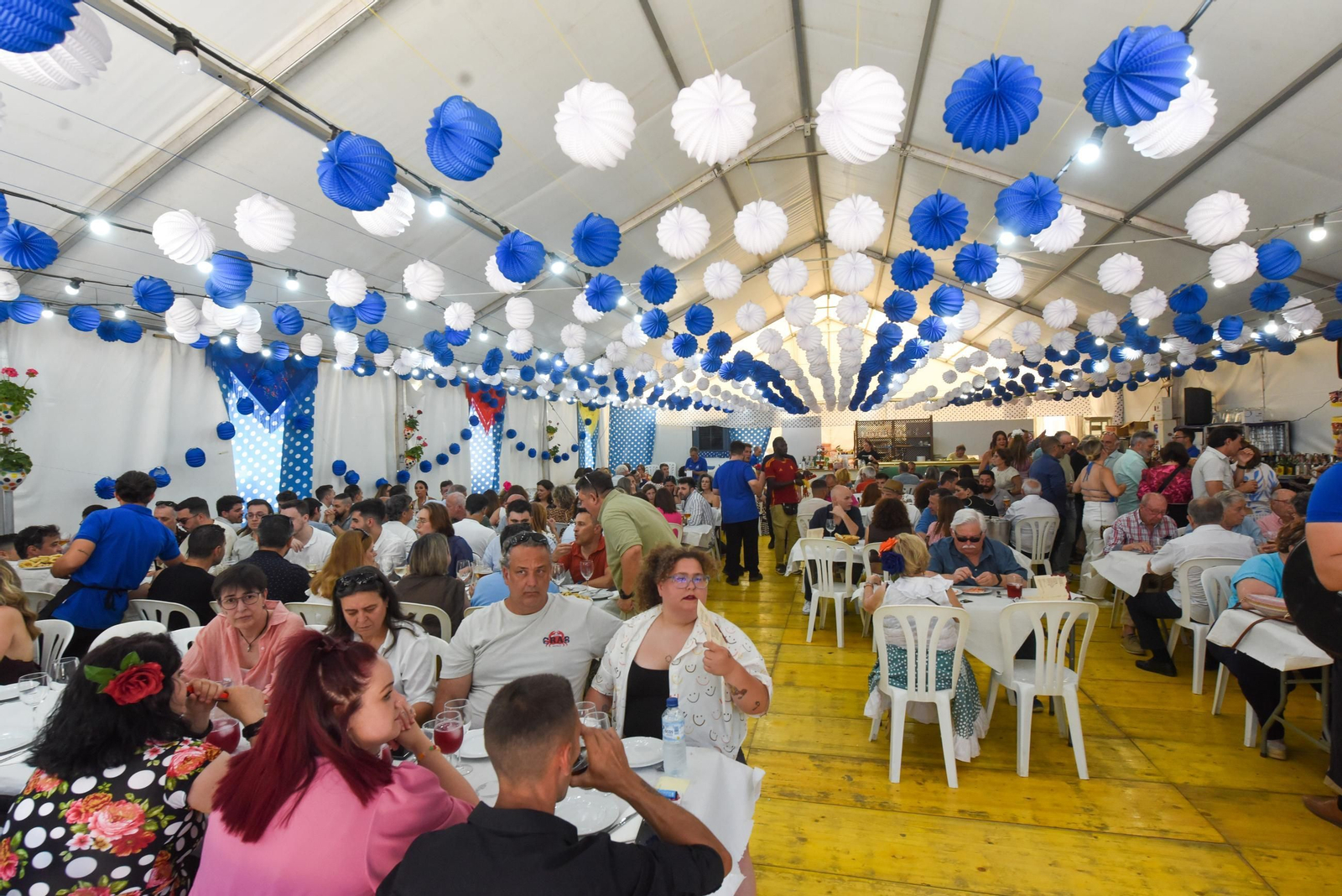 Una caseta llena el martes de Feria.