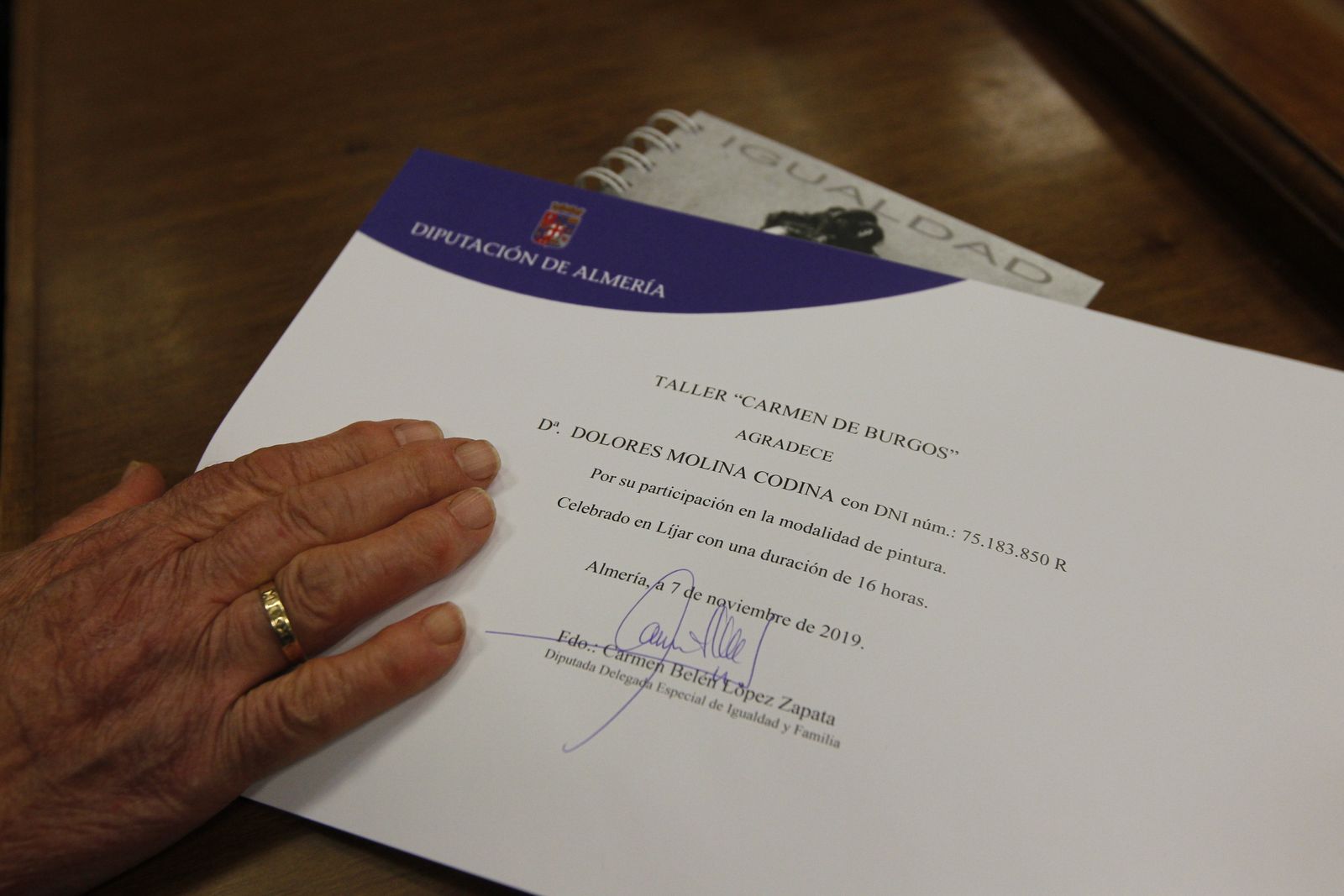 Fotogalería entrega acreditaciones Talleres Carmen de Burgos. Diputación de Almería