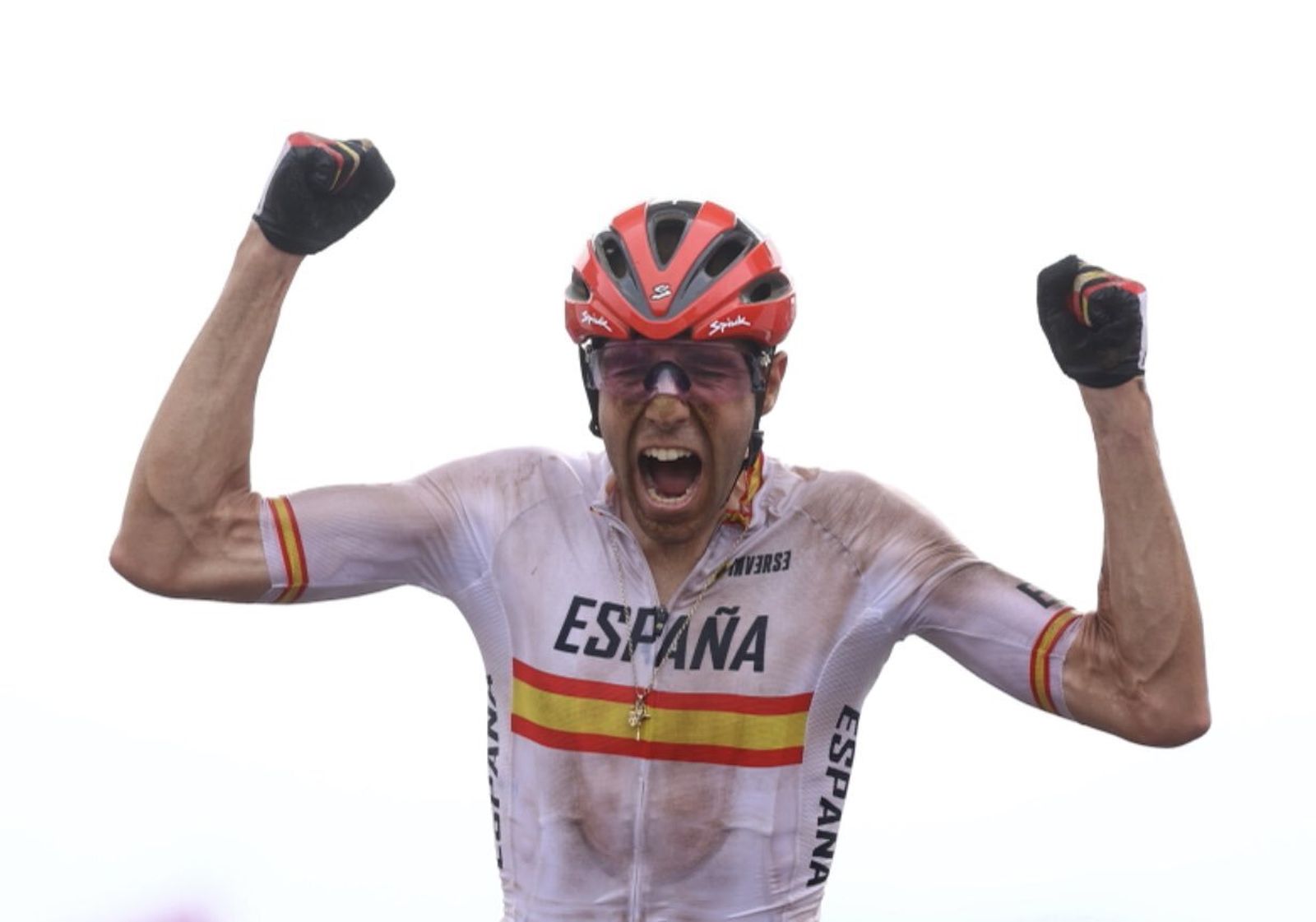 David Valero levanta los brazos al entrar en meta