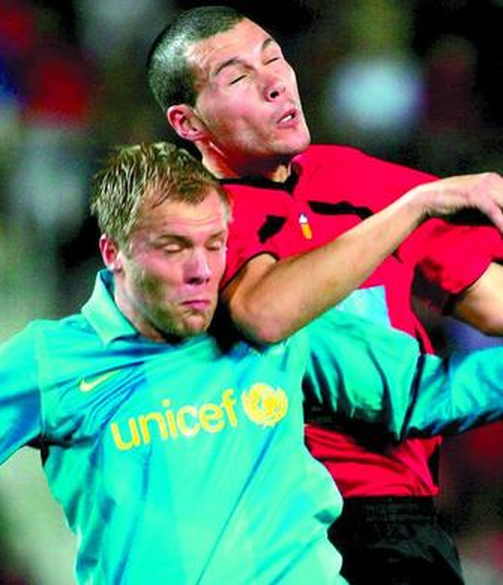 Gudjohnsen disputa el balón con el defensa mallorquinista David Navarro.