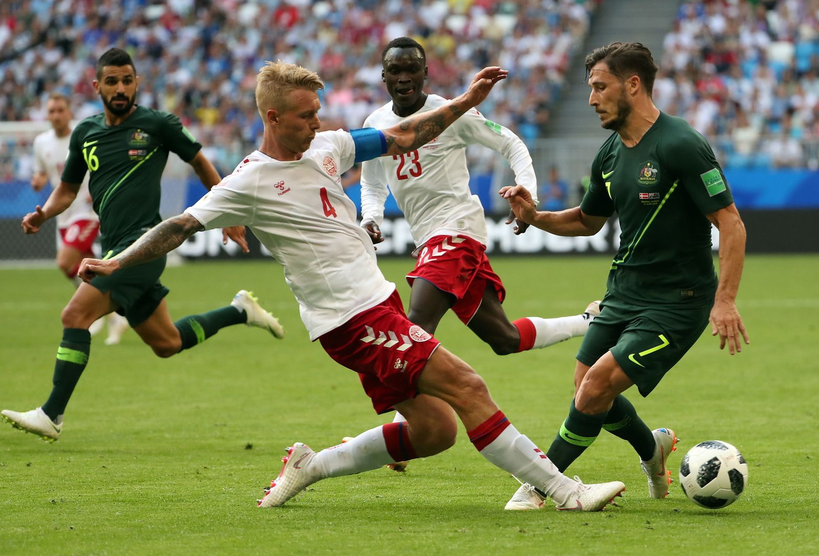 Kjaer durante un partido con su selección.