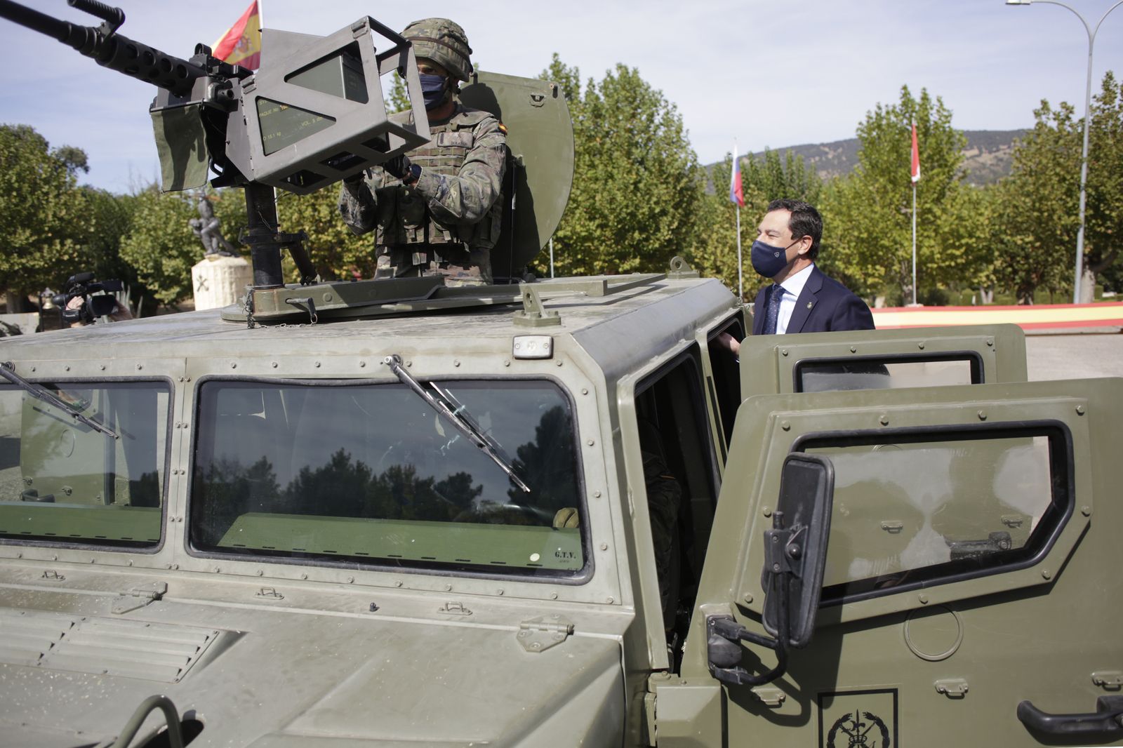 Fotos de la visita de Juanma Moreno a la Legión en Ronda